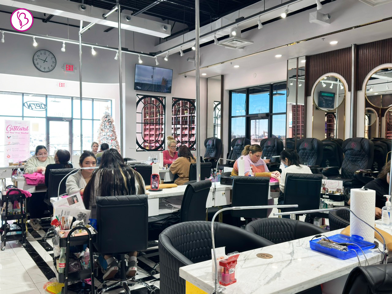 Hygienic and relaxing environment at a trusted Sunday-open nail salon