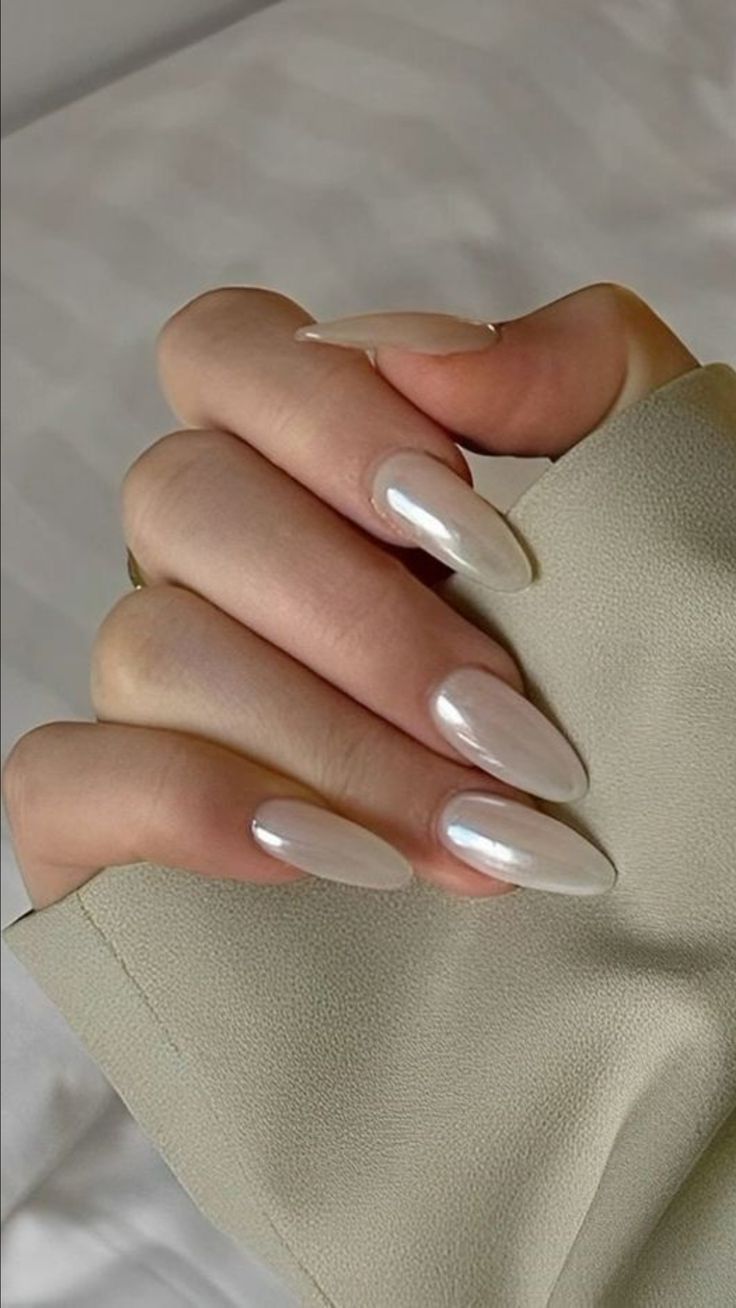 Trendy chrome nail look with mirror effect at Bnails